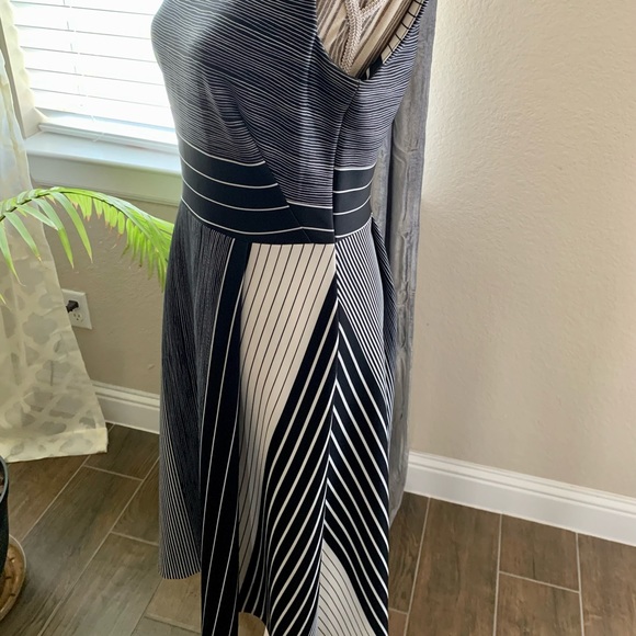 CALVIN KLEIN Black/White Midi Dress
Size 6
Color: black and white - Picture 4 of 6